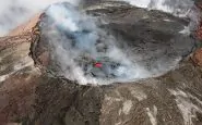 Hawaii, una bomba di lava colpisce una barca