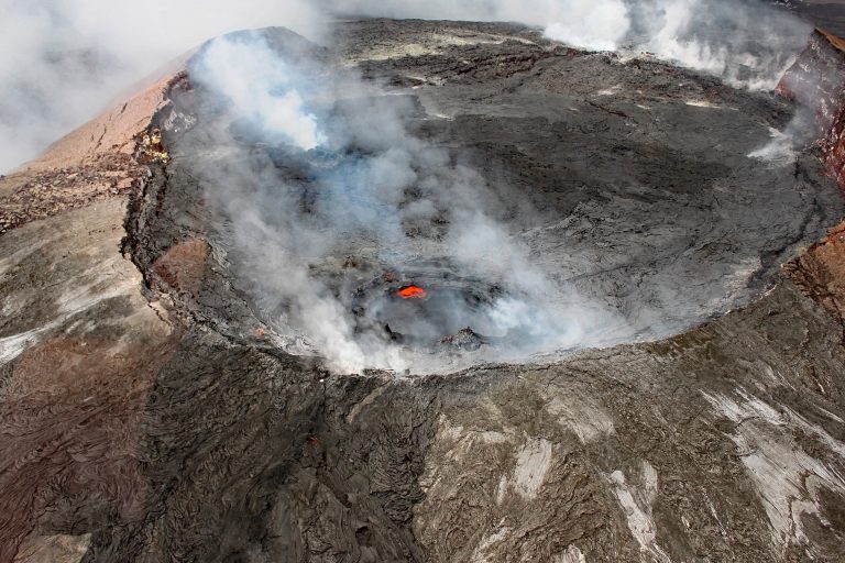 Hawaii, una bomba di lava colpisce una barca