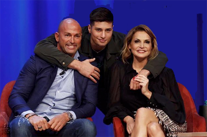 Niccolò Bettarini insieme ai genitori