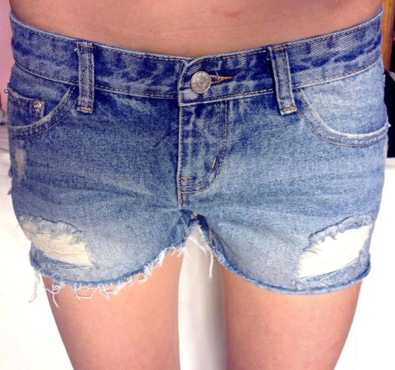 pantaloncini strappati