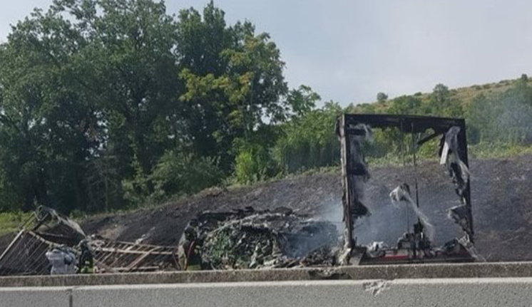 Scontro tra 3 camion sull'A1