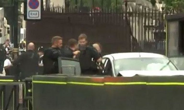 Auto contro la folla davanti al Parlamento di Londra, ci sono feriti