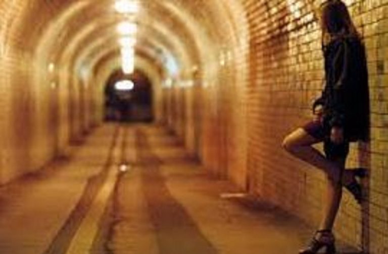 Fa prostituire la fidanzata 16enne per la coca: arrestato