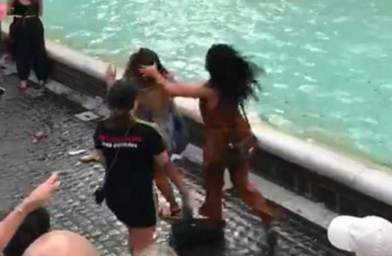 Fontana di Trevi, rissa tra turiste