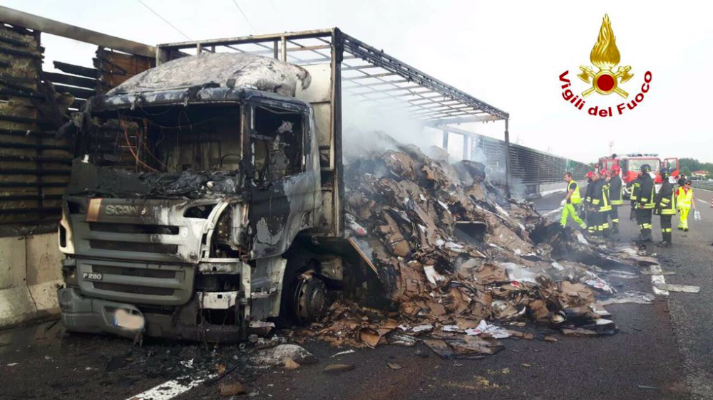 Furgone in fiamme sull'A4
