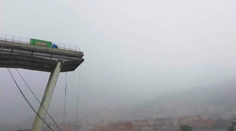 Genova, rimosso il camion della Basko Genova, rimosso il camion della Basko