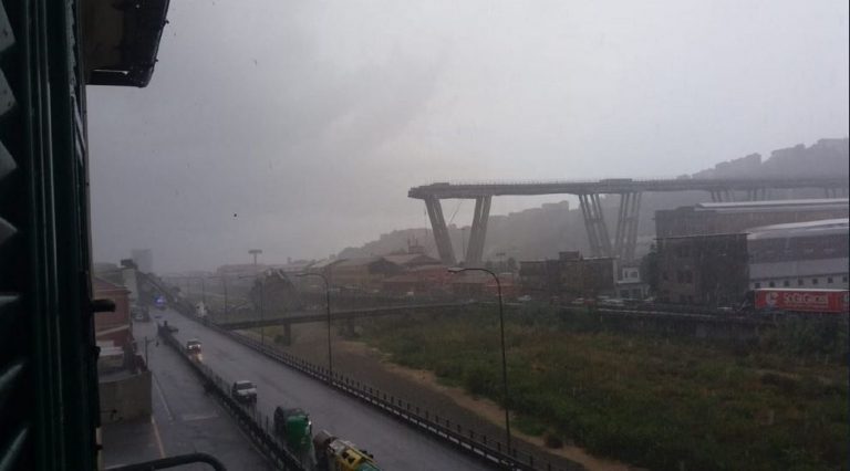 Genova: crollo ponte su A10, veicoli sotto le macerie Genova: crollo ponte su A10, veicoli sotto le macerie
