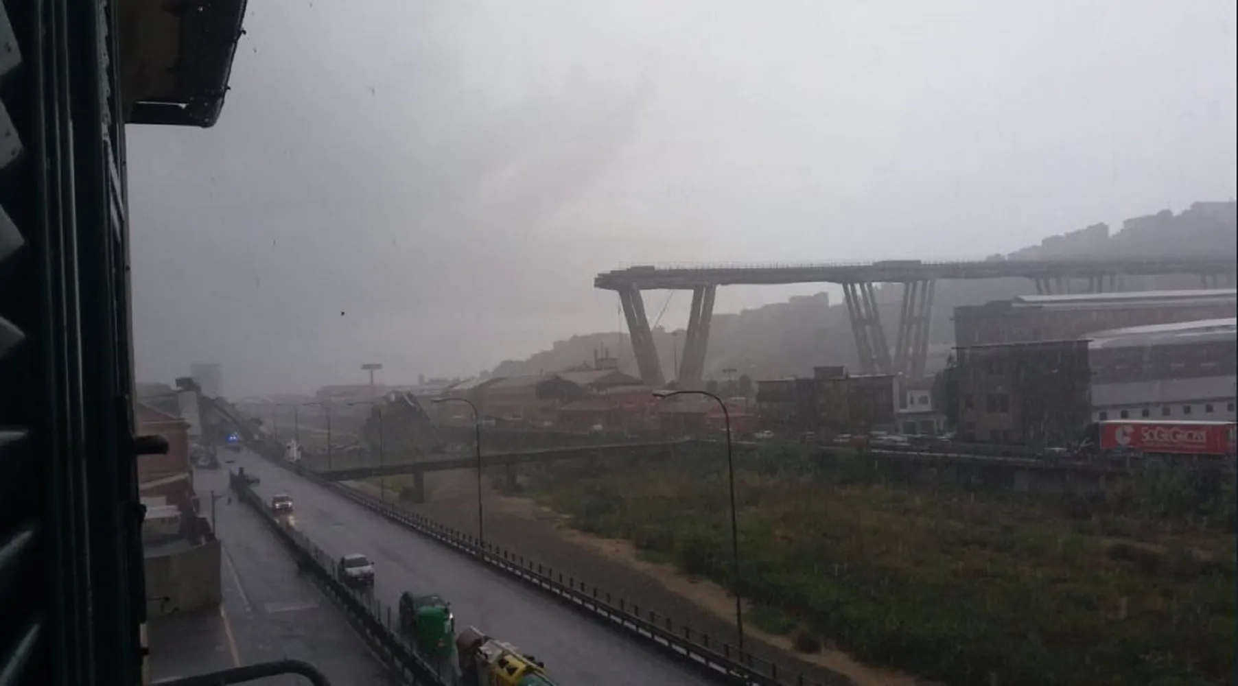 Genova: crollo ponte su A10, veicoli sotto le macerie