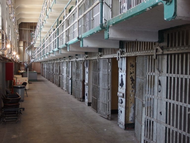 I detenuti lo picchiano: aveva torturato suo figlio