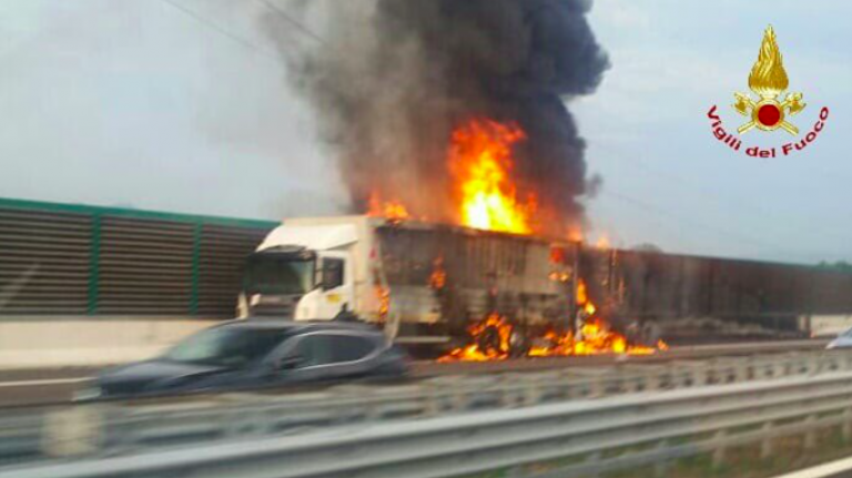 Incidente sull'A4, furgone in fiamme: due morti carbonizzati