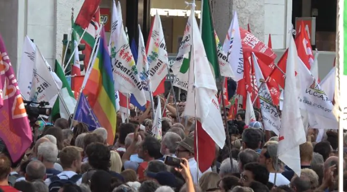 Piazza San Babila protesta contro il summit Salvini Orban