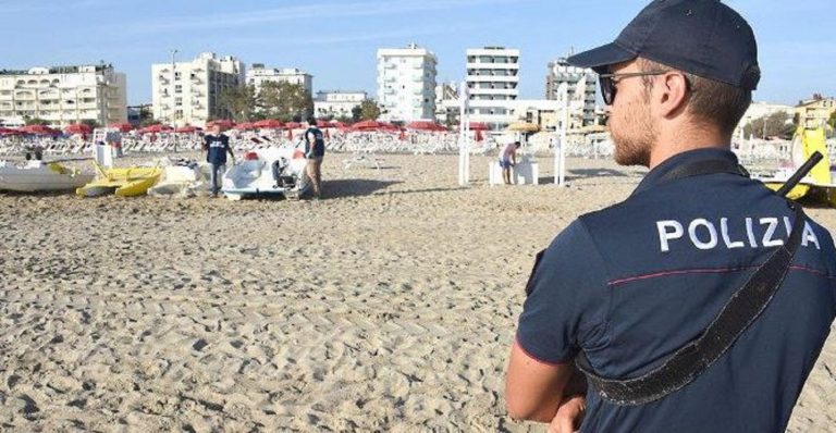 Rimini, minorenni devastano stabilimento balneare