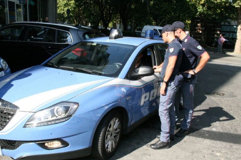 Si masturba in auto guardando 2 donne: fermato