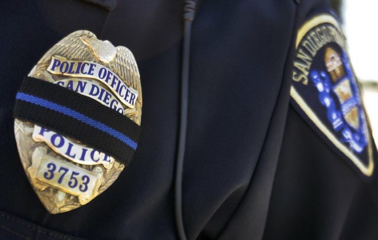 polizia aggredisce