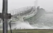 Tifone Jebi schianta petroliera su ponte: un morto
