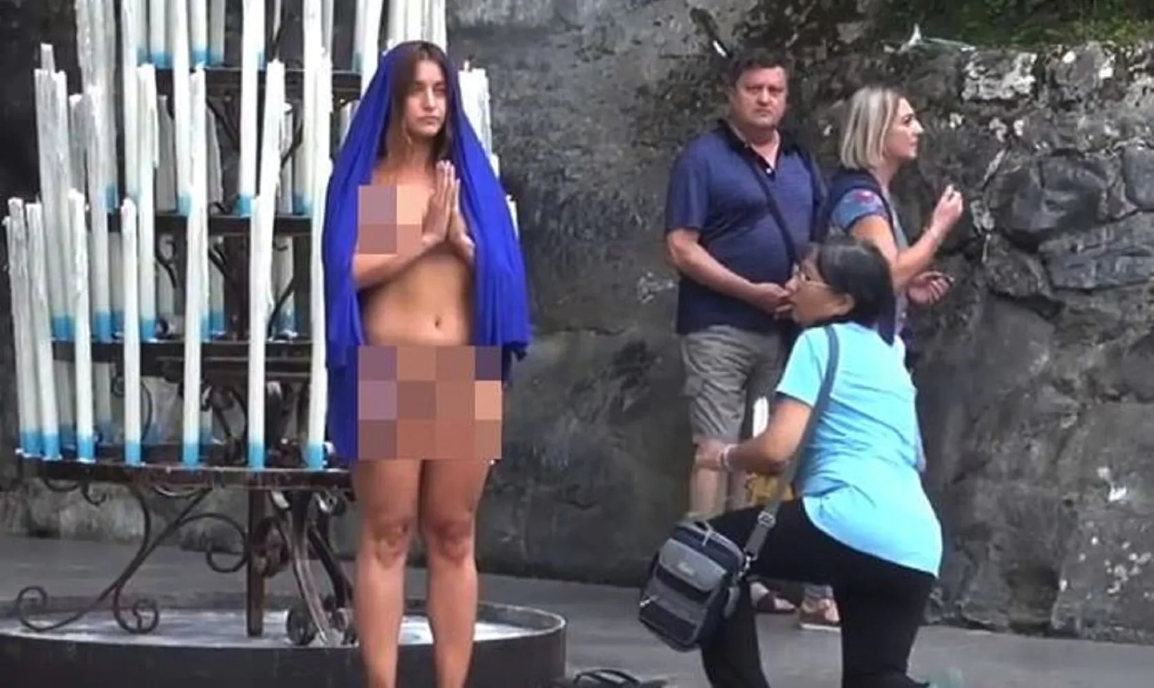 Nuda davanti alla Madonna di Lourdes: sarà processata