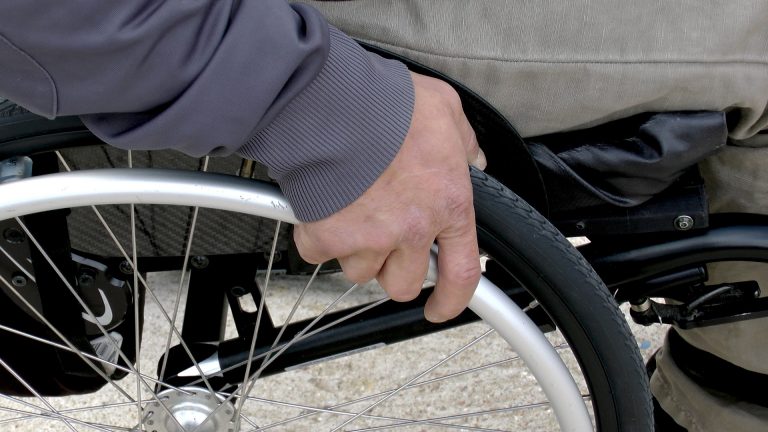 Disabile picchiato da baby gang