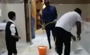 Liverpool, Mané pulisce bagni moschea
