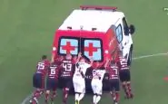 Brasile, ambulanza spinta da giocatori