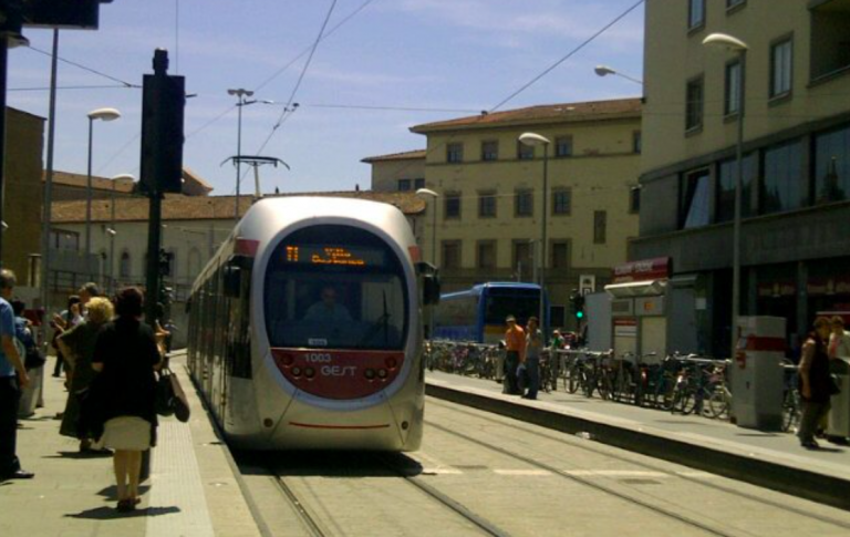 Firenze, straniero colpisce ragazza in tram