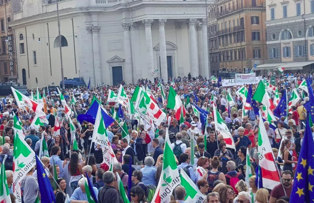 Le bandiere in Piazza del Popolo