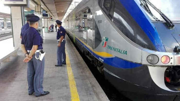Nigeriana attacca un capotreno