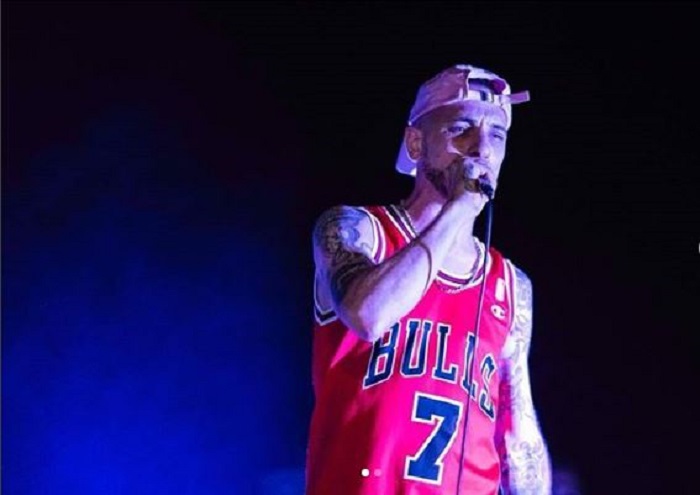 Rapper sequestra metro Roma