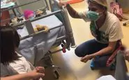Simona Ventura fa visita ai bambini malati in ospedale