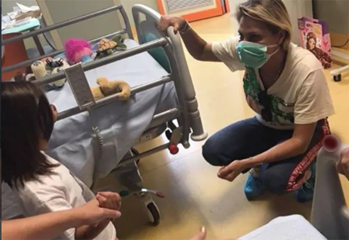 Simona Ventura fa visita ai bambini malati in ospedale