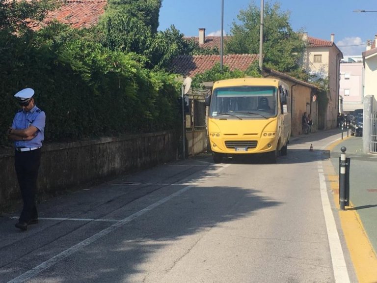 bambino investito scuolabus