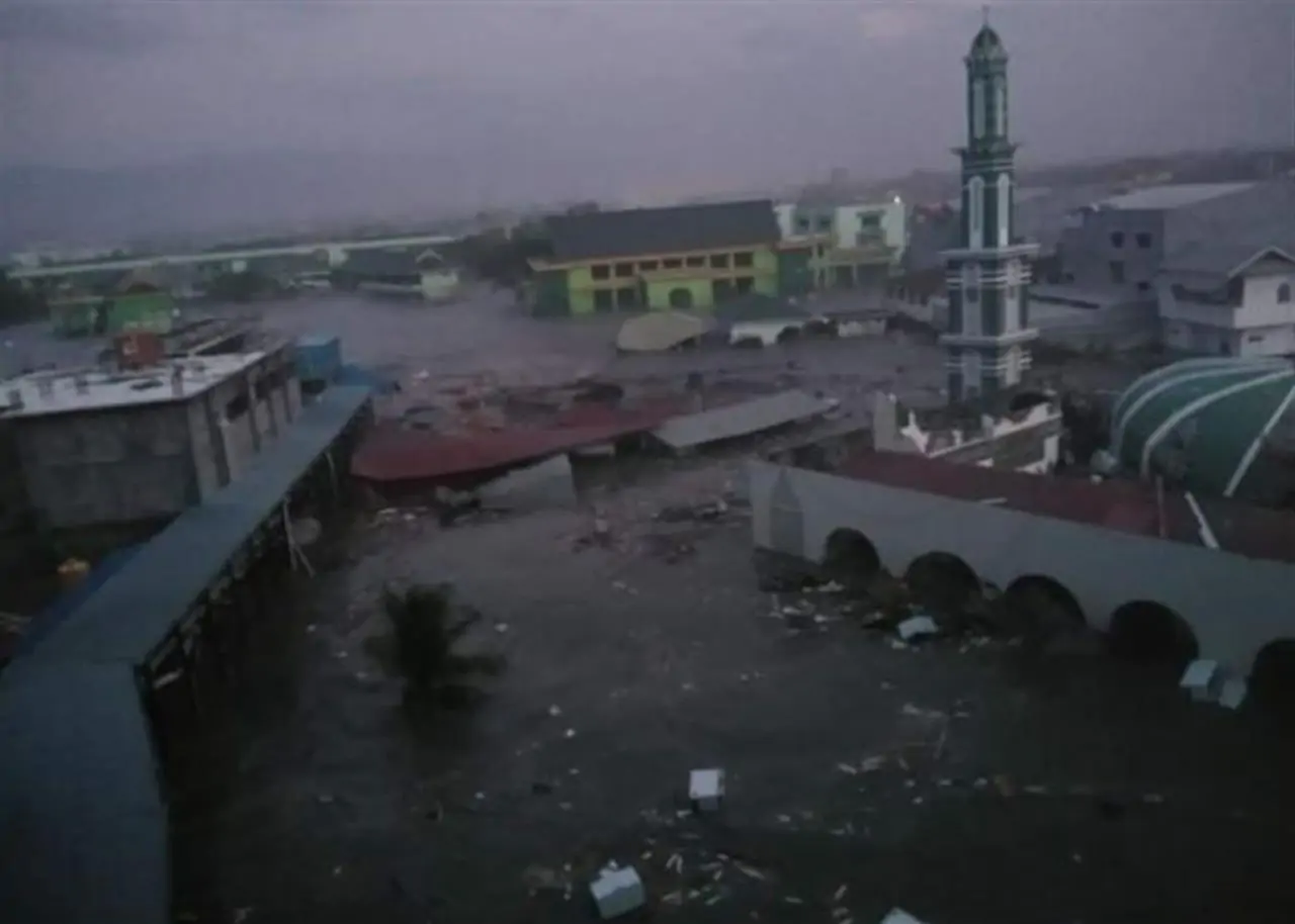 Indonesia, tsunami travolge l'arcipelago