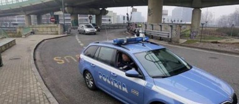 Sassi dal cavalcavia a Roma, nessun ferito