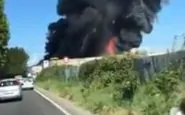 Roma, incendio capannone Nissan: rischio nube tossica