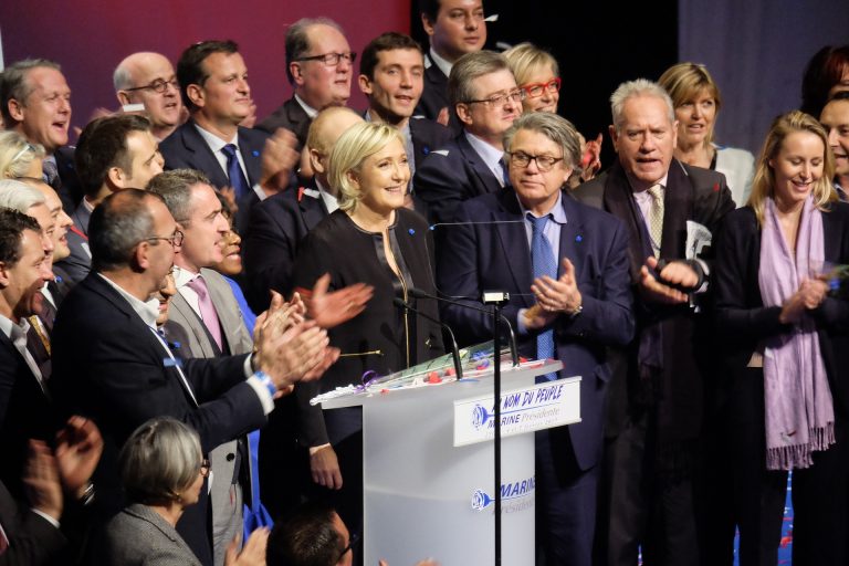 Marine Le Pen deve fare delle analisi psichiatriche