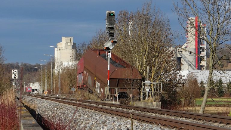 treno merci contro 4 bambini