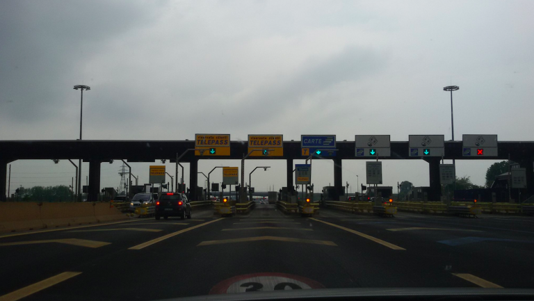 A15, spara al casello e scappa