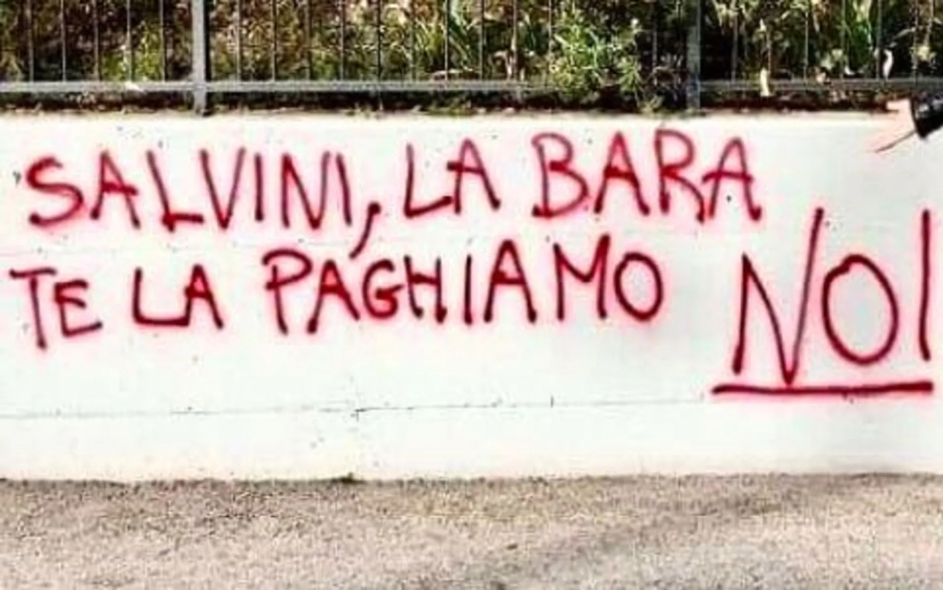 Minacce di morte a Matteo Salvini: "Ti paghiamo noi la bara"