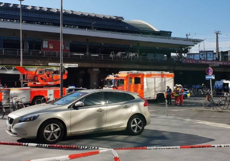 Colonia stazione evacuata donna presa in ostaggio