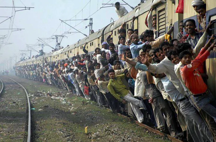 Il sovraffollamento dei treni in India