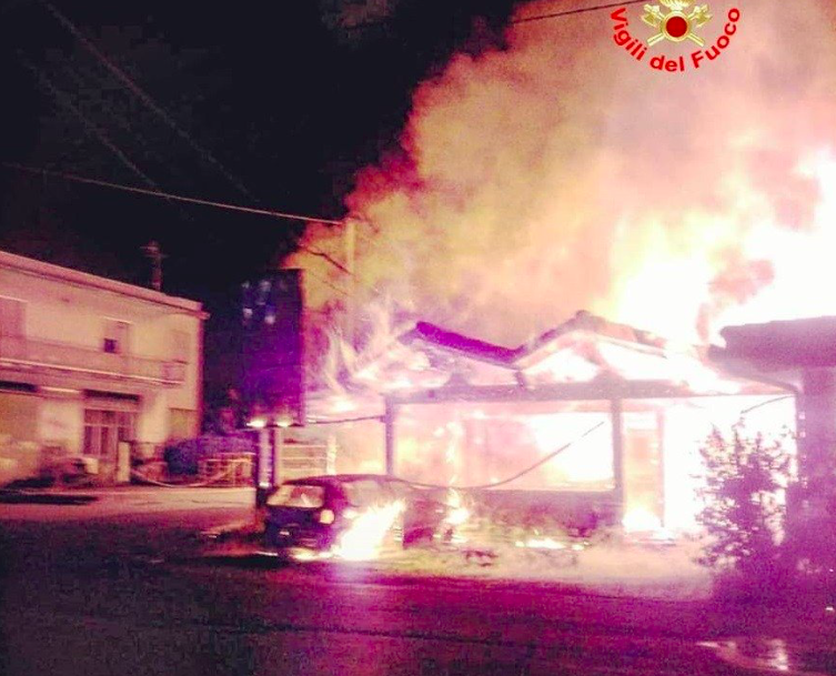 Incendio al ristorante La Tettoia