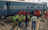 India, treno deraglia