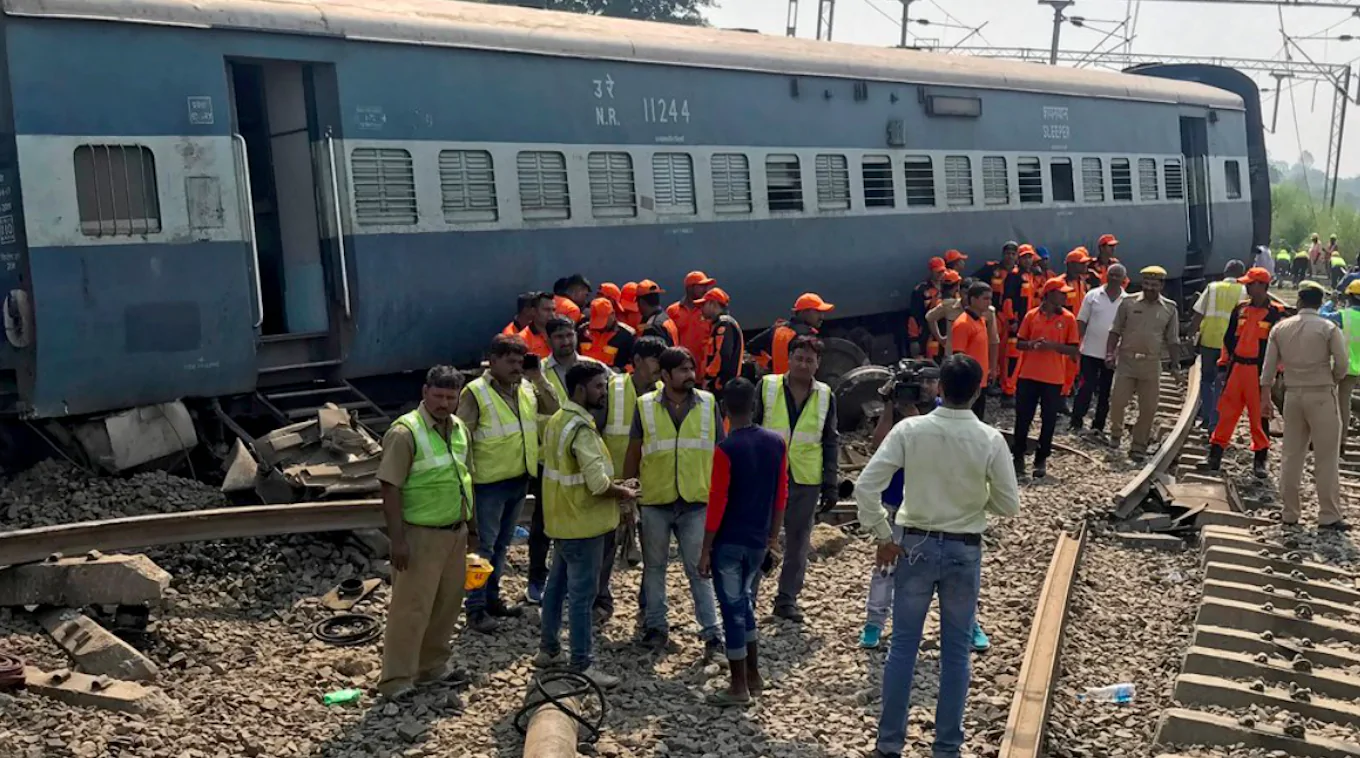 India, treno deraglia