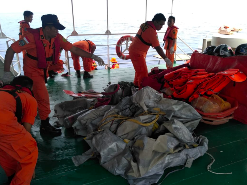 Indonesia, disastro aereo, i soccorritori
