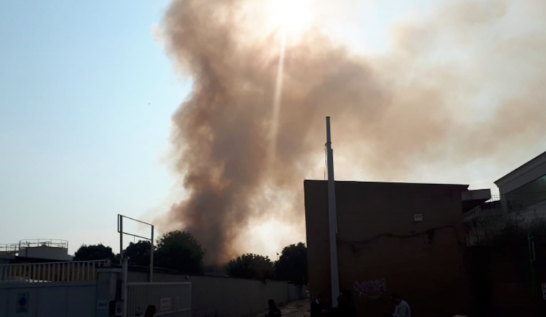 Milano, forte odore di bruciato dopo gli incendi