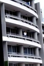Panama City cade dal balcone 152x225
