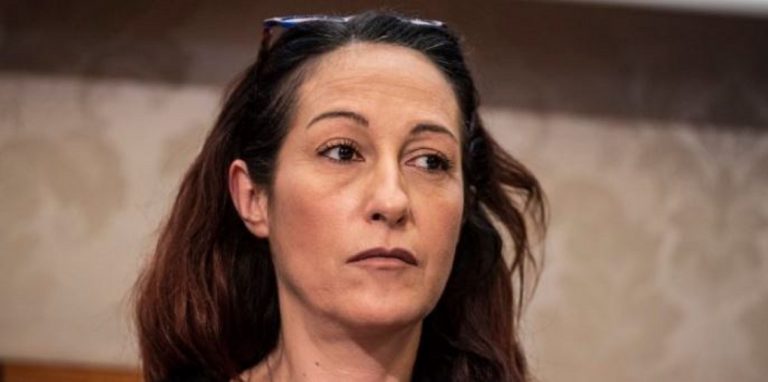 Sfratto alla madre di Taverna: "La Raggi decida"