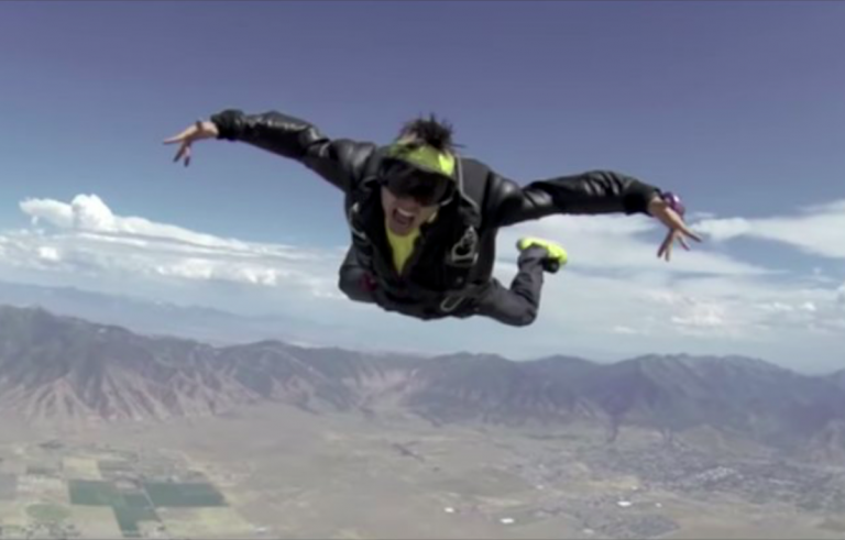 Rapper Jon James morto cadendo da un aereo