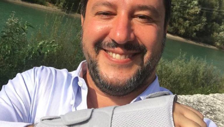 Salvini col polso fratturato