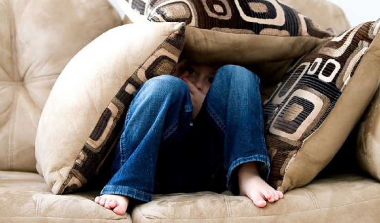 violenza padre picchia figlio