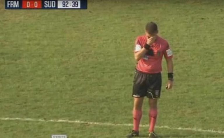 arbitro lacrime piange partita